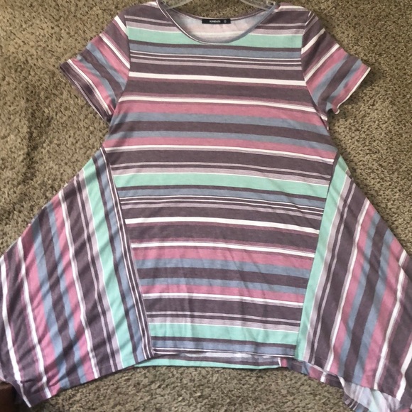 Short sleeve wide bottom top - Picture 3 of 3